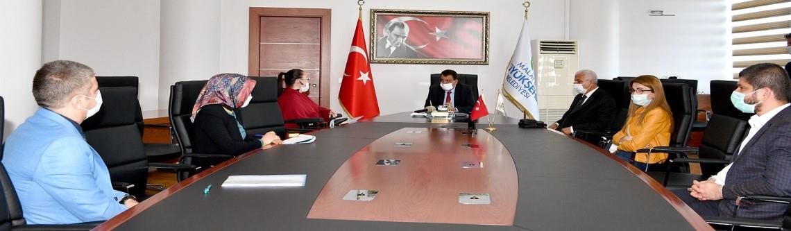 Malatya Kent Konseyi Engelliler Çalışma Grubu üyeleri Büyükşehir Belediye Başkanı Selahattin Gürkan’ı makamında ziyaret etti