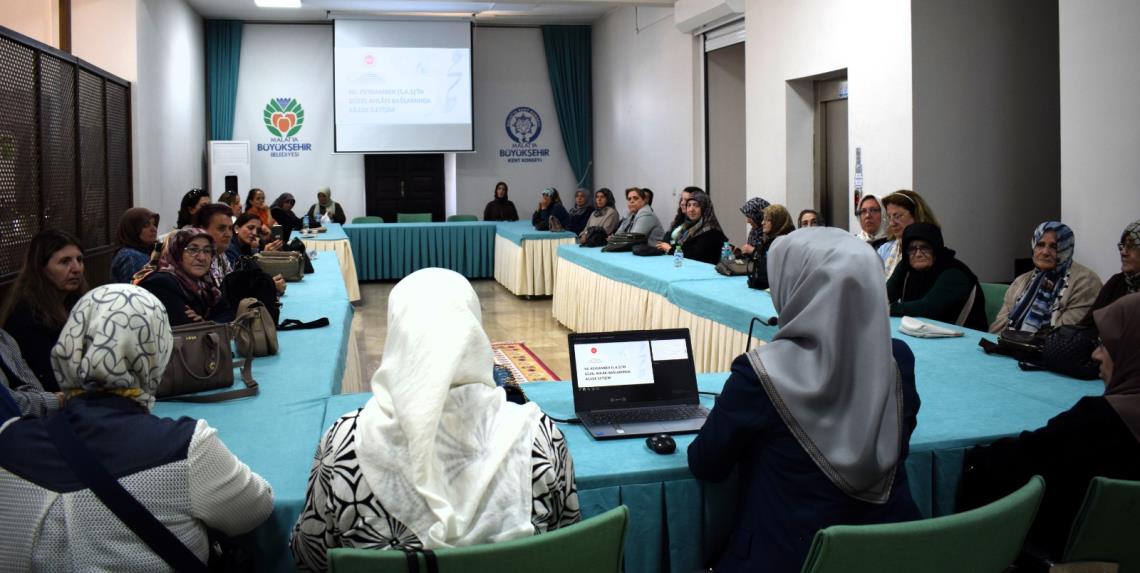 Kadın Meclisi’nde “Güzel Ahlâk ve Ailede İletişim” Konuşuldu