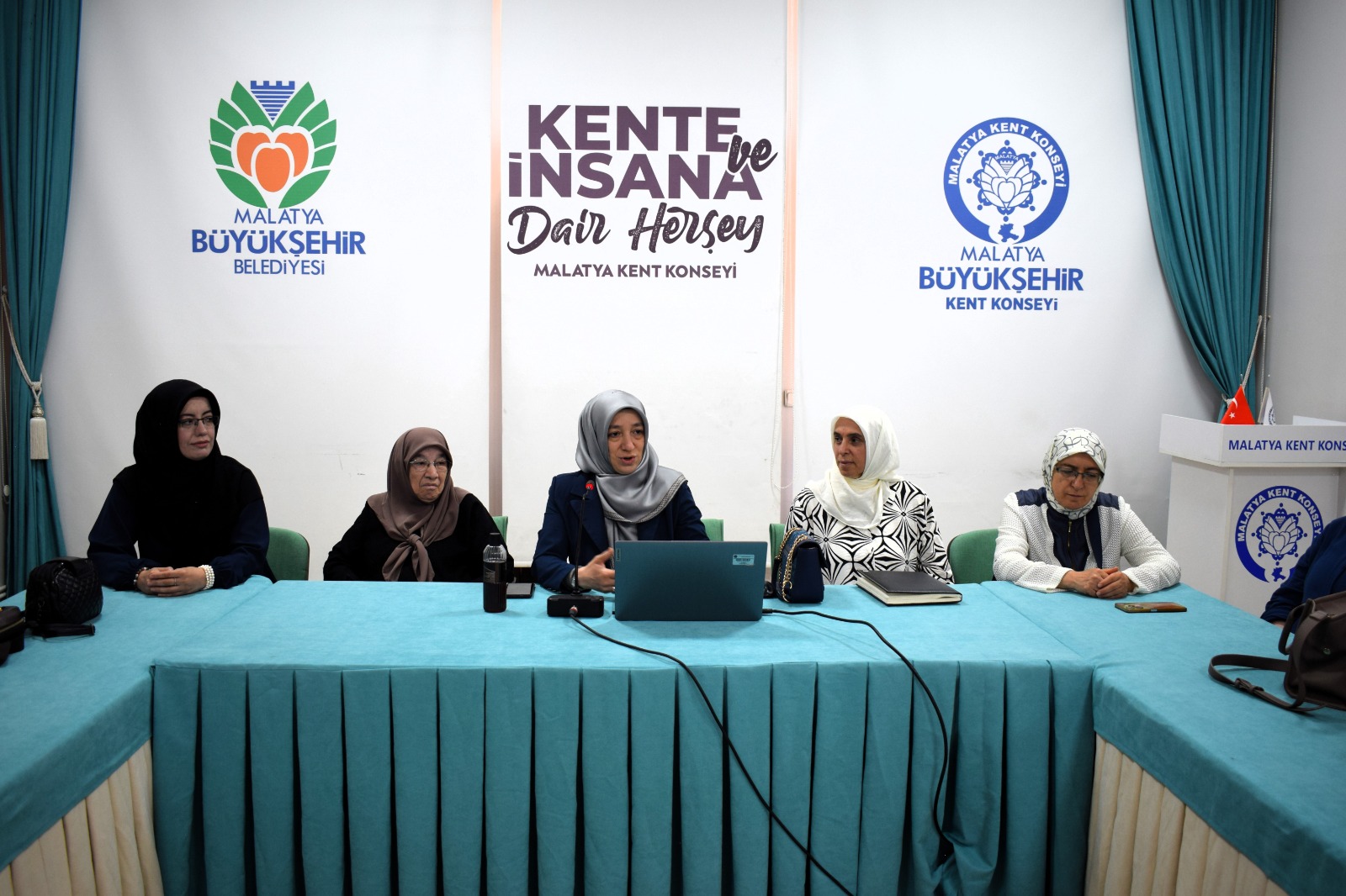 Kadın Meclisi’nde “Güzel Ahlâk ve Ailede İletişim” Konuşuldu