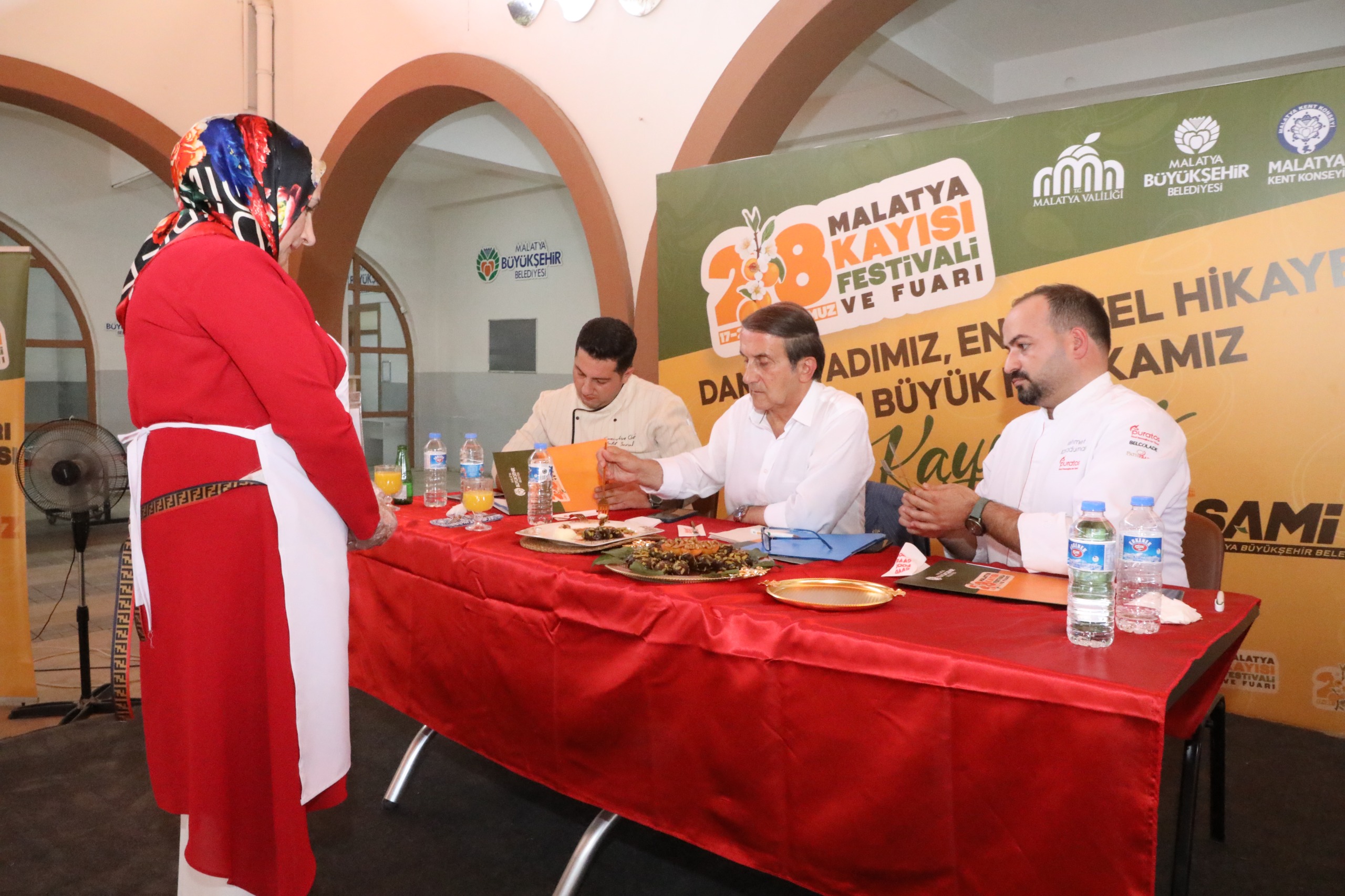 DÜNYA KAYISI BAŞKENTİNDE LEZZET ŞÖLENİ: EN İYİ KAYISI TATLILARI BELLİ OLDU